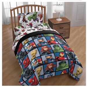 Marvel Heroes Comforter, flat sheet, 2x pillow cases - Black, Blue, and Red